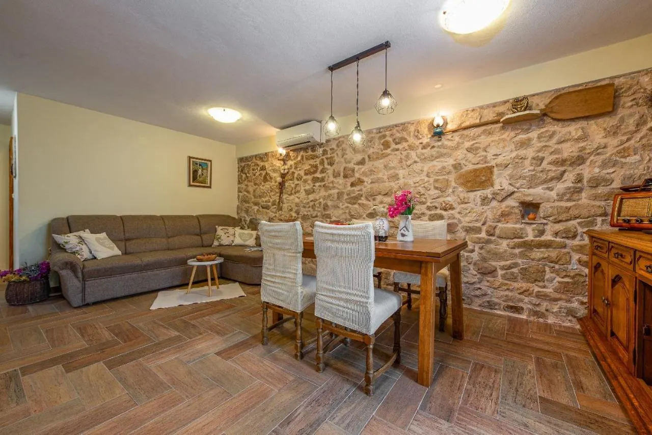 Holiday Home Stone Wall Jovici  0*, Jovici (Zadar)